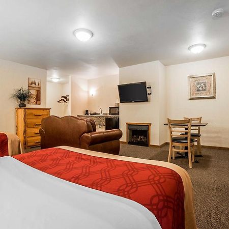 Econo Lodge Inn & Suites Kalispell - Glacier National Park Gateway Екстериор снимка
