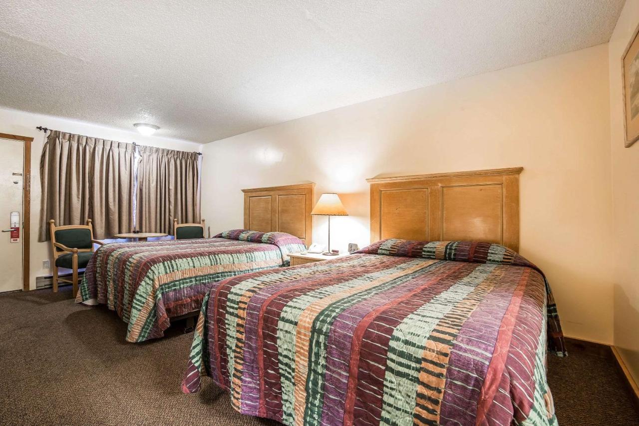 Econo Lodge Inn & Suites Kalispell - Glacier National Park Gateway Екстериор снимка