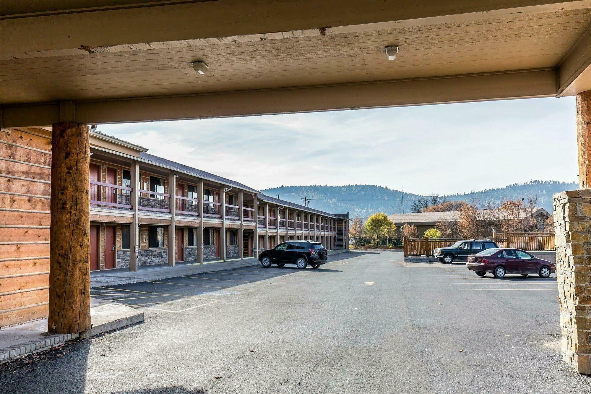 Econo Lodge Inn & Suites Kalispell - Glacier National Park Gateway Екстериор снимка